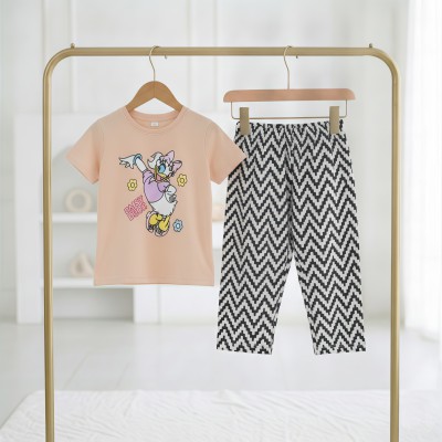 Half sleeve t-shirt + pant set.